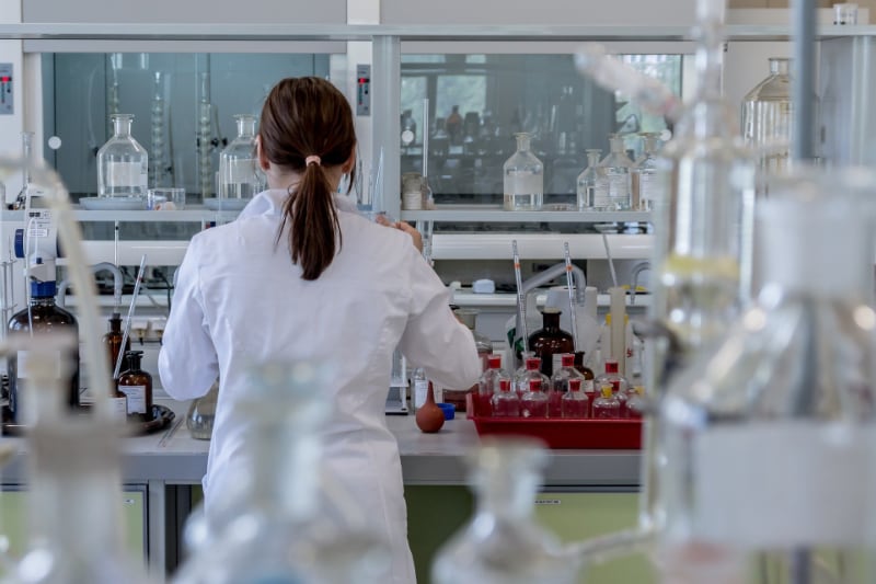 kvinnelig forsker på laboratorie
