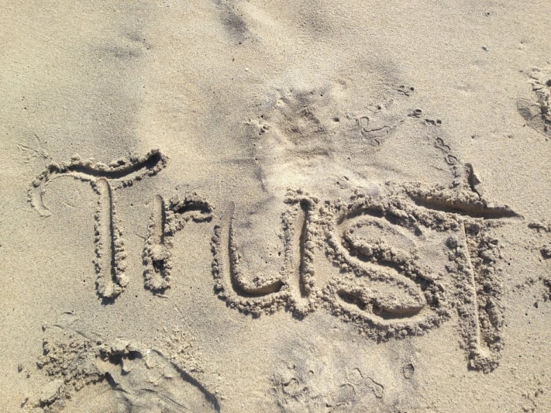 trust skrevet i sand